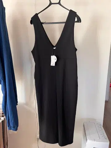 어반 리서치 ITEMS 블랙 V넥 원피스