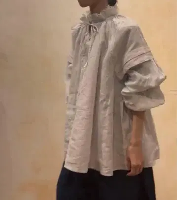 네스트로브 린넨라미 프릴 2way 블라우스