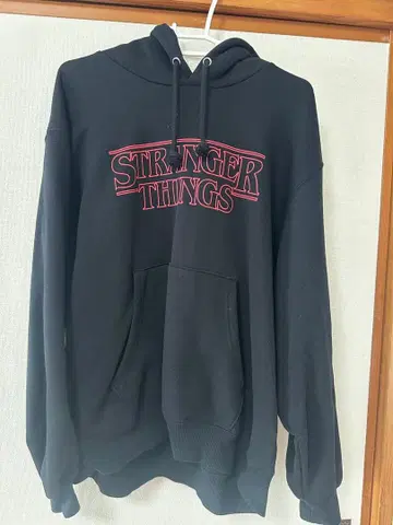 GU 스트레인저 싱스 후드티 블랙