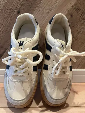 화이트/네이비 스니커즈