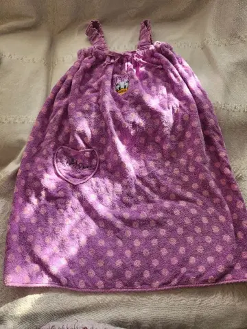 데이지 덕 도트 무늬 타월 드레스