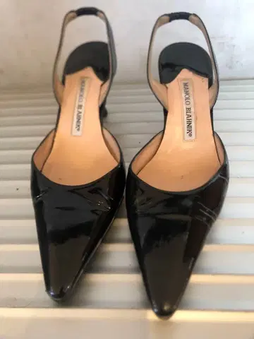 마놀로 블라닉 백 스트랩 펌프스 37