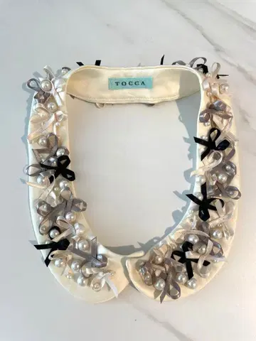 미사용품 TOCCA 아이보리 탈부착 카라 펄 리본