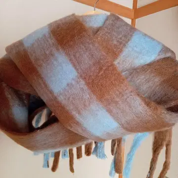 브라운과 스카이블루 체크 무늬 스톨