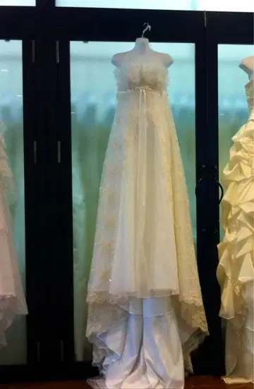 화이트 웨딩 드레스 스트랩리스