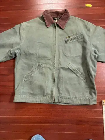 올리브 그린 자켓 브라운 옷깃