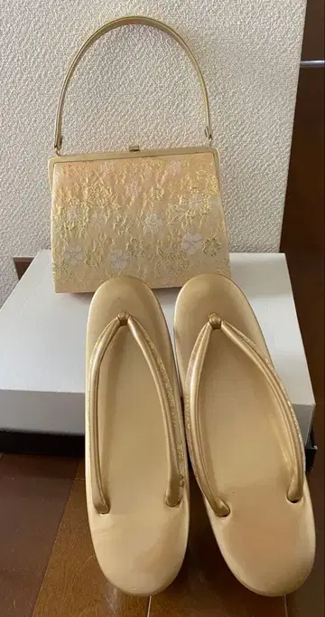 골드 꽃무늬 백과 베이지 조리 세트