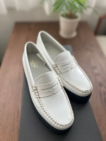 G.H. Bass & Co. Weejuns 화이트 로퍼
