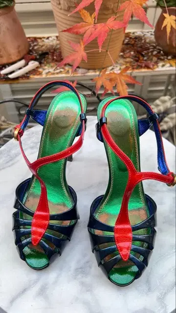 JIMMY CHOO 컬러풀 에나멜 스트랩 샌들