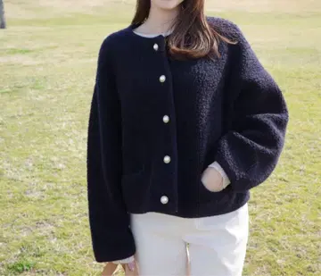 미라 오웬 파일 편직 숏 기장 금장 버튼 니트 자켓 네이비
