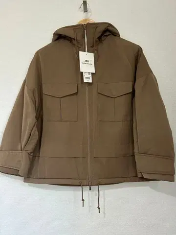 유니클로 화이트 마운티니어링 하이브리드 다운 오버사이즈 파카 S