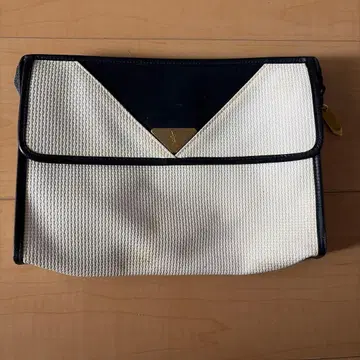 화이트 네이비 클러치백