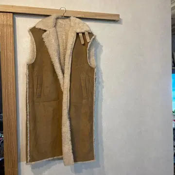 KBF 베이지 무스탕 슬리브리스 코트 노카라