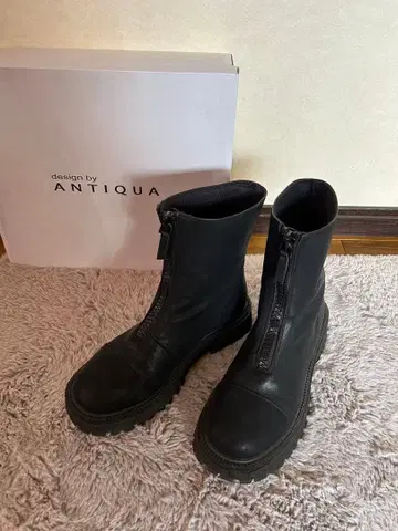 ANTIQUA 블랙 가죽 지퍼 부츠