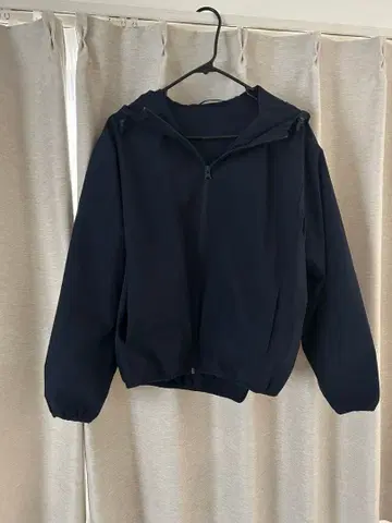 네이비 후드 부착 마운틴 후드티