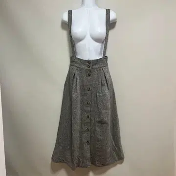 서스펜더가 달린 그레이 미디 기장 스커트