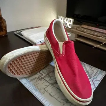 빨간색 슬립온 신발