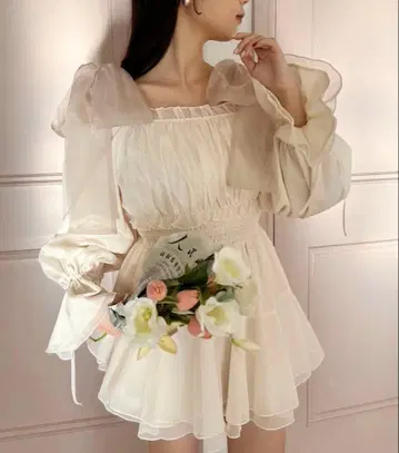 프릴 달린 오프숄더 튜닉