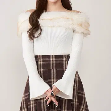 Darich 컬러 퍼 오프숄더 니트탑 화이트 FREE