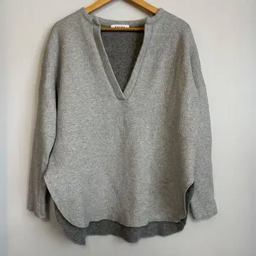 [ SACRA ] 그레이 V넥 긴팔 상의 사이즈 38