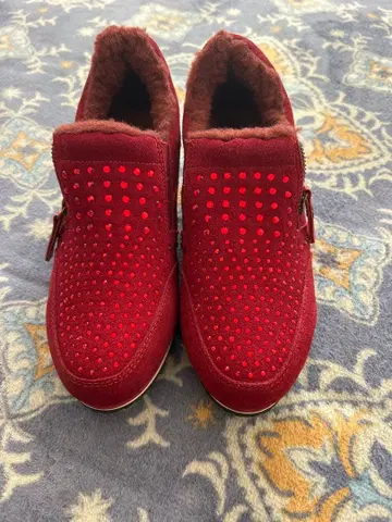 빨간색 스터드 장식 스니커즈