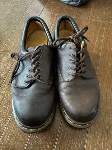 닥터 마틴 다크 브라운 레이스업 슈즈
