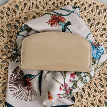 [ 새상품 ] BEAURE 레 에나멜 장지갑 지갑 토프 베이지