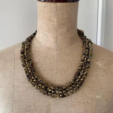 골드와 블랙의 뜨개질 목걸이
