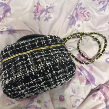 블랙과 화이트 트위드 숄더백