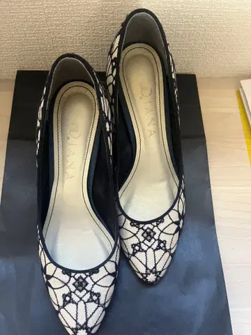 DIANA 레이스 펌프스 아이보리 블랙