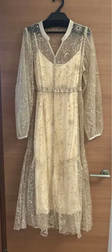 릴리 브라운 별자리 자수 원피스