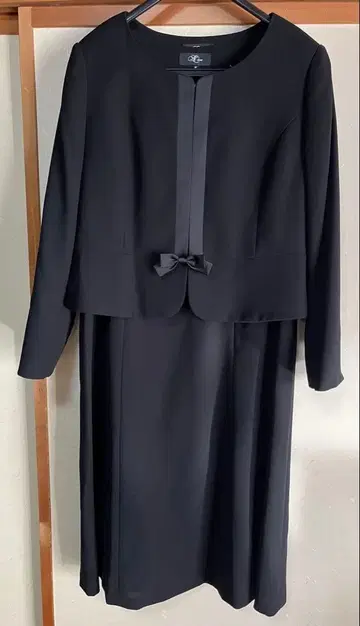 블랙 원피스 수트 (리본 포함)