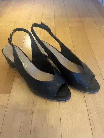 DIANA 블랙 오픈토 힐