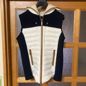 후드 부착 다운 베스트 네이비와 화이트