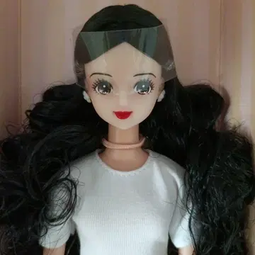 미라이 리카짱 캐슬 뷰티 컬렉션 빨간색 립 블랙 헤어 눈가 티크