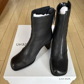 UN3D. 블랙 가죽 부츠