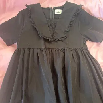 merry jenny 프릴 장식 블랙 티셔츠 원피스