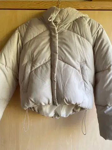 베이지 후드 부착 숏 다운 자켓