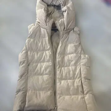 [ 미사용 ] 유니클로 베이지 후드 부착 다운 베스트 S 사이즈