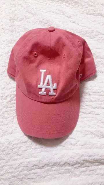 LA 로고 자수 핑크 캡