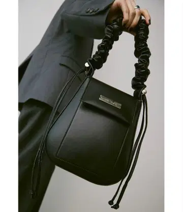 un/neu 개더 핸들 인조 가죽 플랩 백