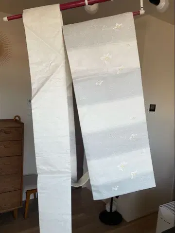 여름 나고야 오비 화이트와 그레이 바탕에 화이트, 금/은사 작은 꽃 문양