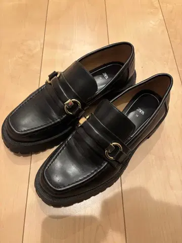 ZARA 블랙 로퍼 통굽 골드 버클