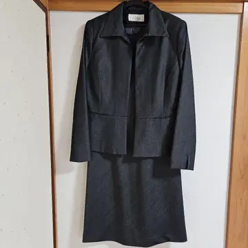 다크 그레이 자켓과 스커트 세트