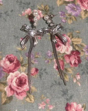 리본 모티브의 실버 긴 귀걸이