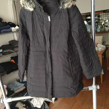 퍼 달린 블랙 다운 자켓