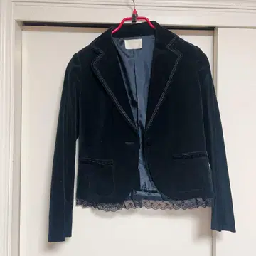 블랙 벨벳 자켓 레이스 트리밍 포함