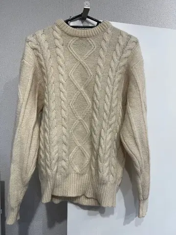 아이보리 케이블 니트 스웨터