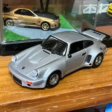 Universal hobbies Porsche 911 rsr 1/43