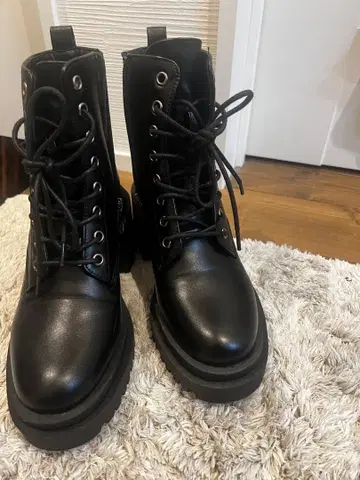 블랙 통굽 레이스업 부츠